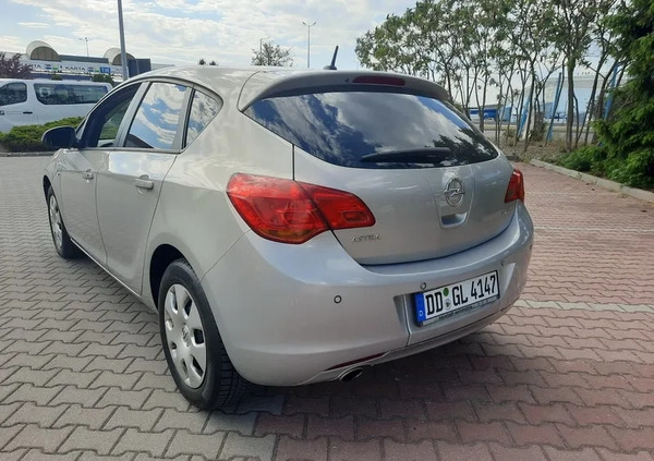 Opel Astra cena 20900 przebieg: 127000, rok produkcji 2010 z Kołobrzeg małe 326